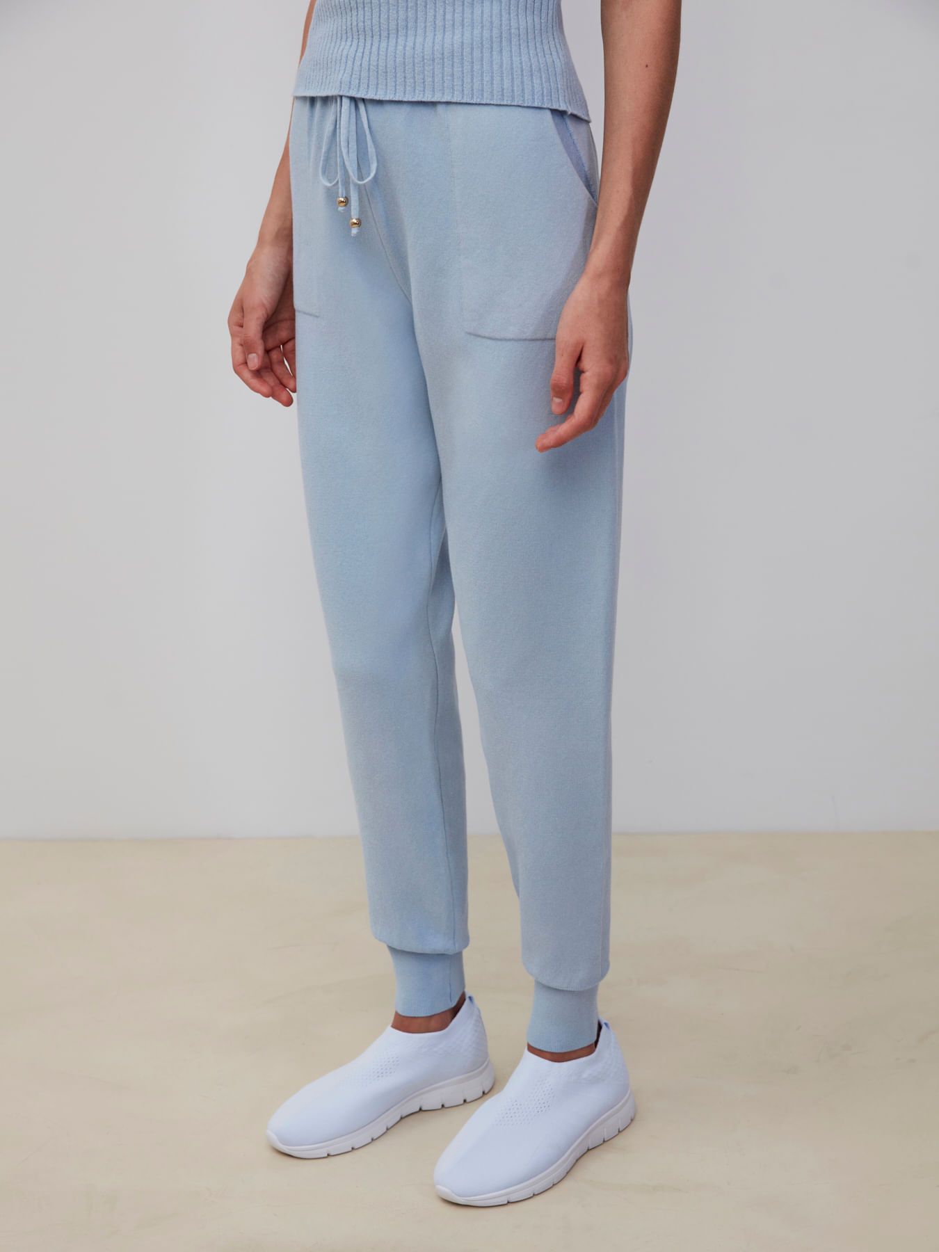Calça de Tricô Barra Elástica Azul Celeste — Anselmi