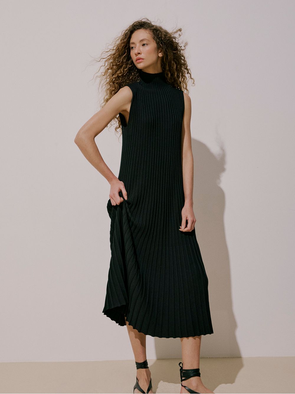 Anselmi — Vestido Plissado Gola Alta Preto
