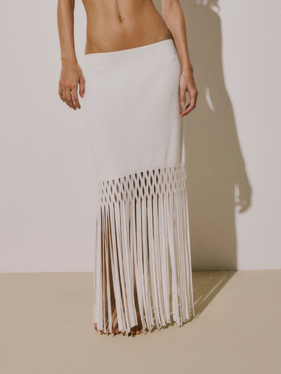 Saia Midi Ajustada com Franjas Off White