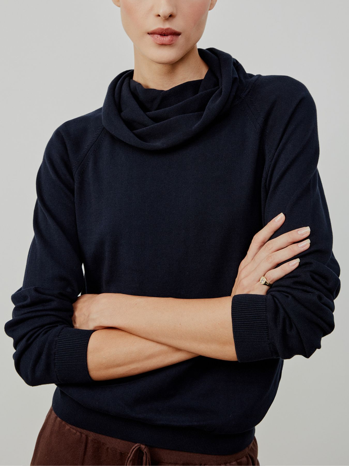 Blusa Básica com Gola Alta Azul Meia Noite — Anselmi