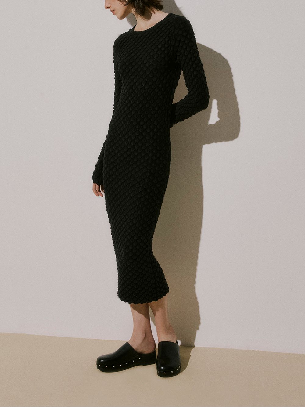 Anselmi — Vestido Midi Mini Escamas Aberto Preto