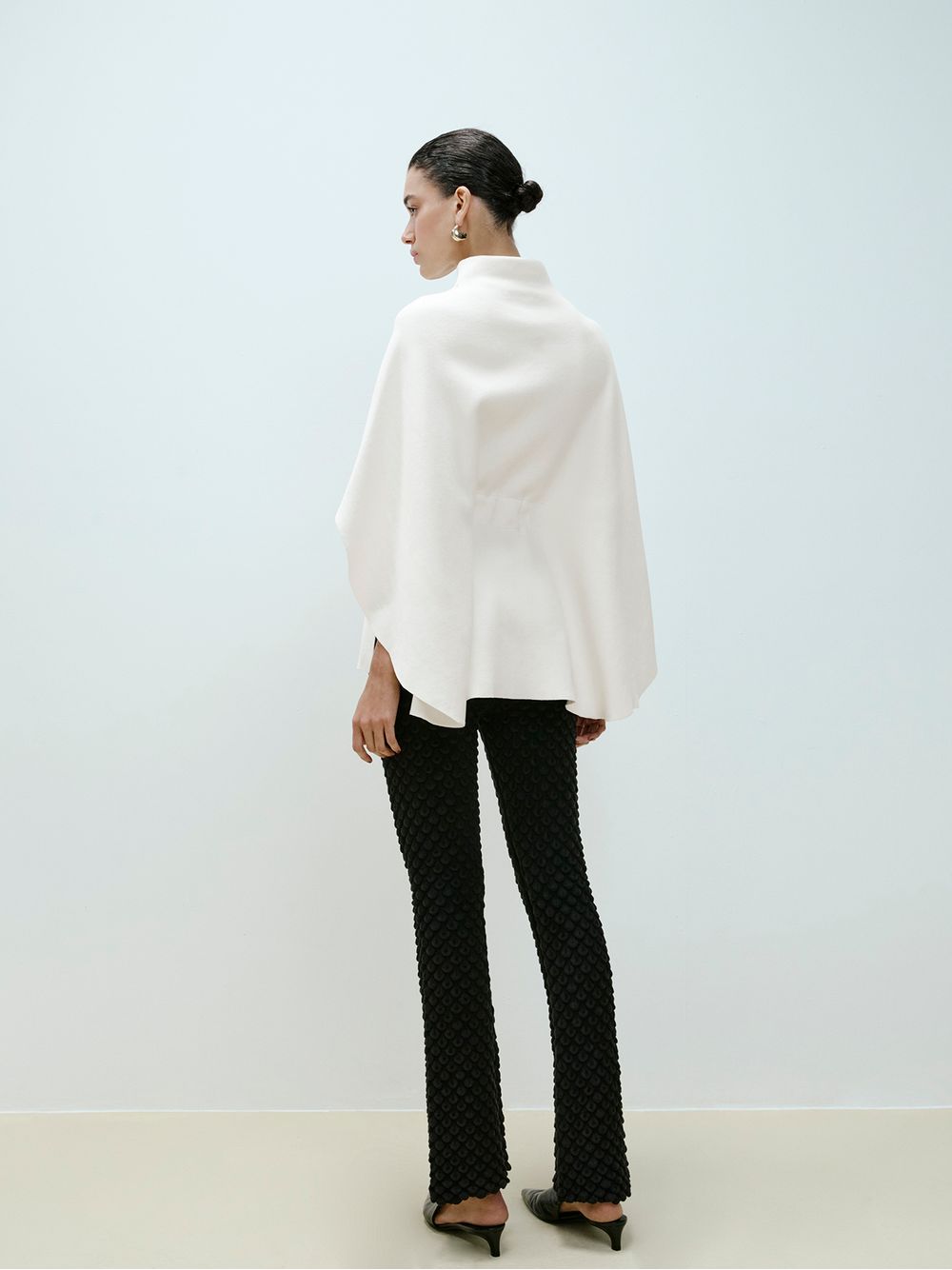 Anselmi — Capa Minimal com Cinto Off White