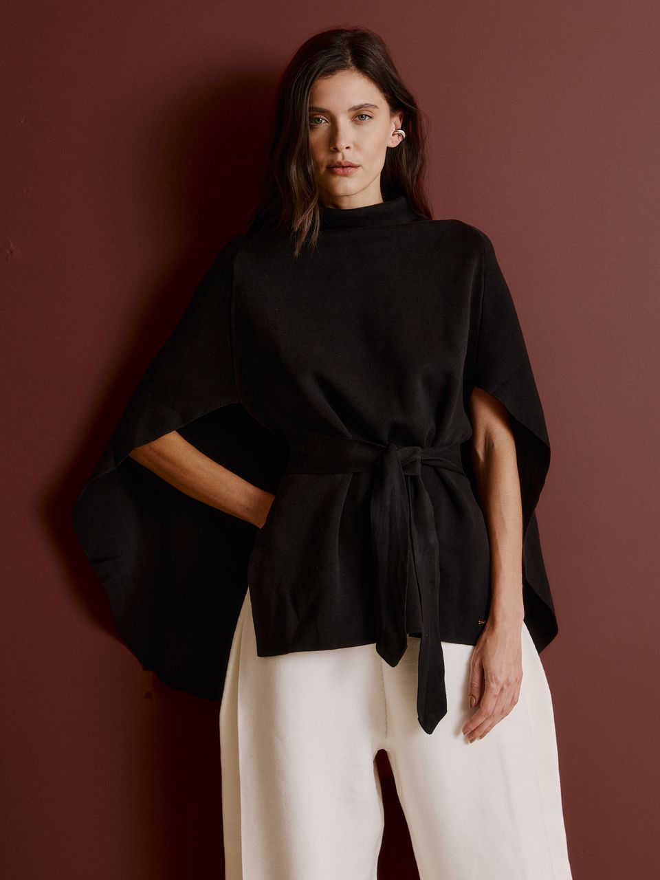 Capa Minimal com Cinto Preto