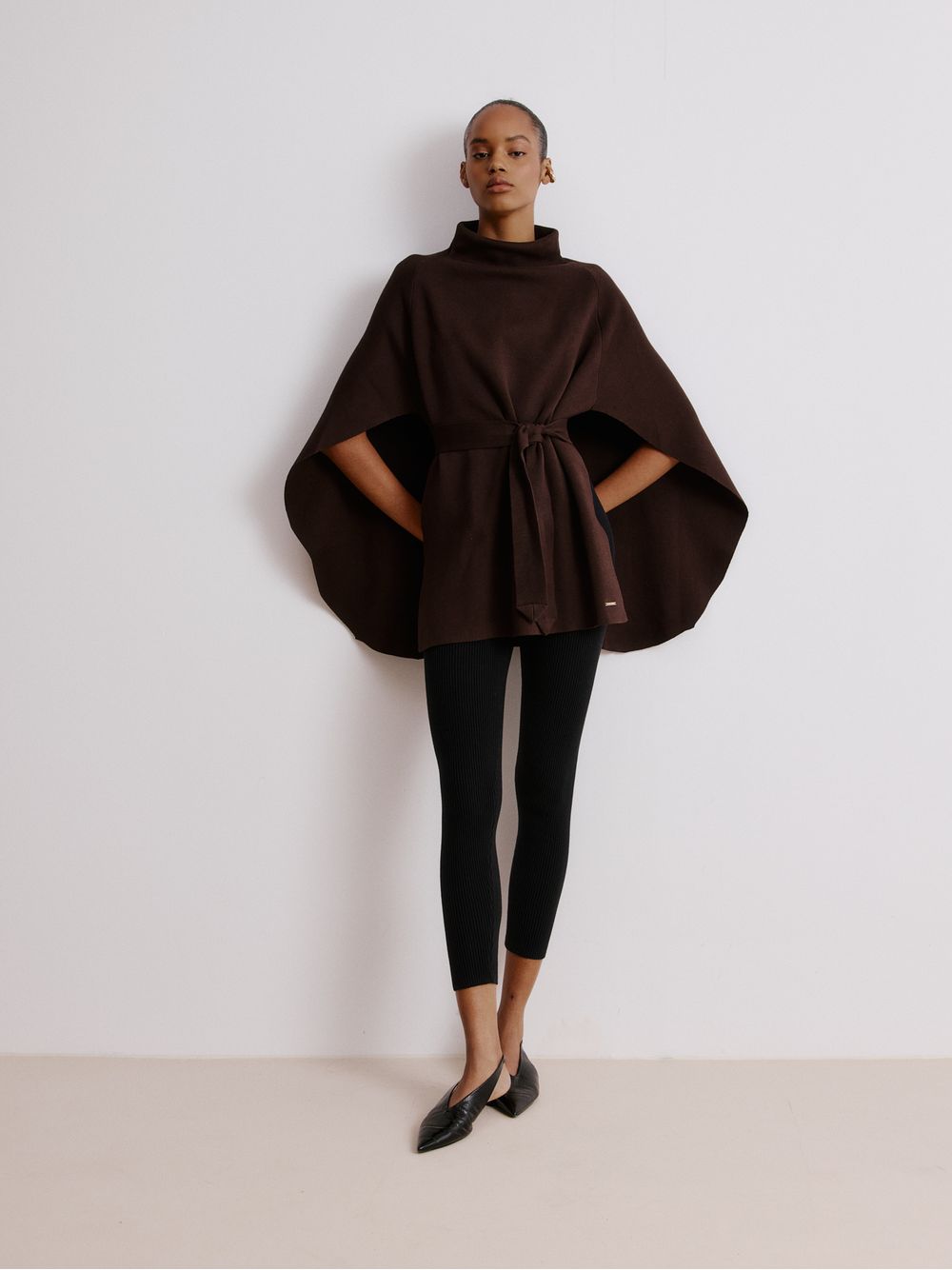 Anselmi — Capa Minimal com Cinto Chocolate