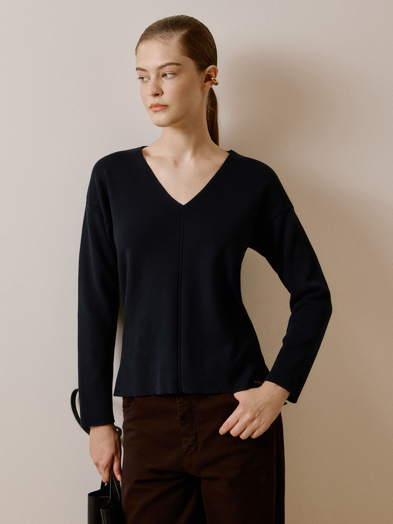 Blusa Ampla de Tricô com Decote V Azul Meia Noite — Anselmi