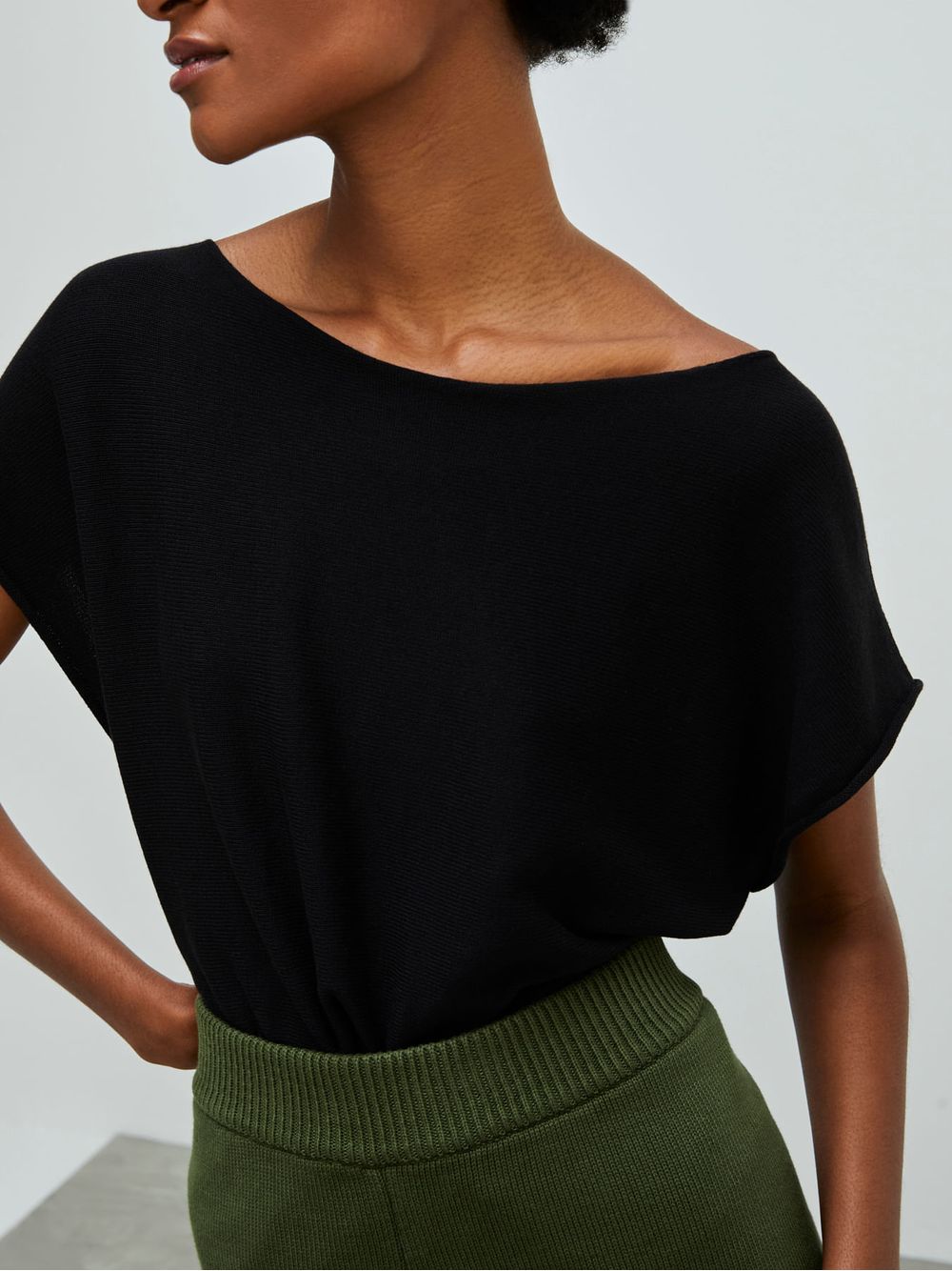 Anselmi — Blusa Ampla Decote Canoa Preto