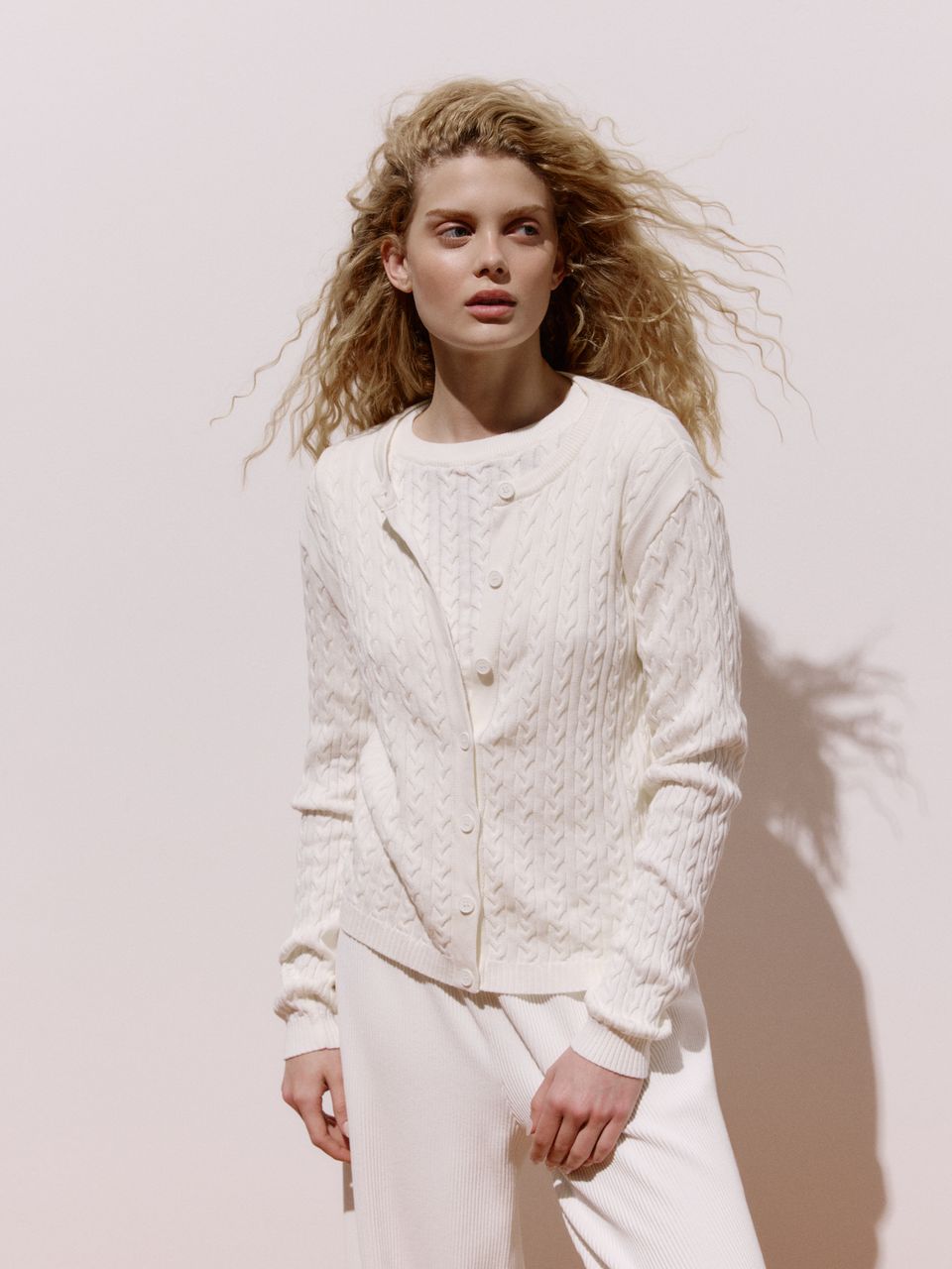 Casaco de Tricô com Tranças e Botões Off White