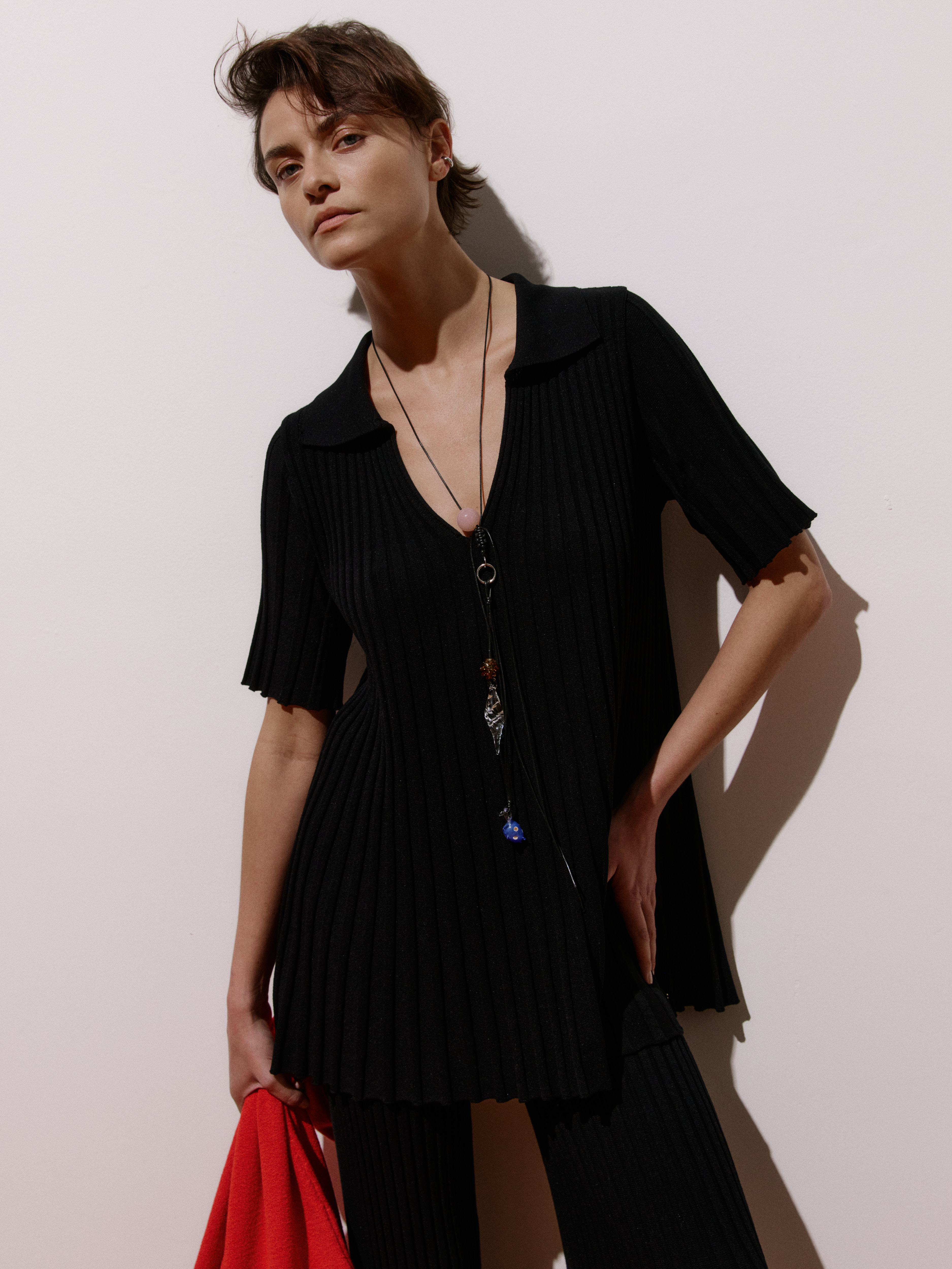 Blusa Plissada Evasê Gola Polo Tencel™ Modal Preto — Anselmi